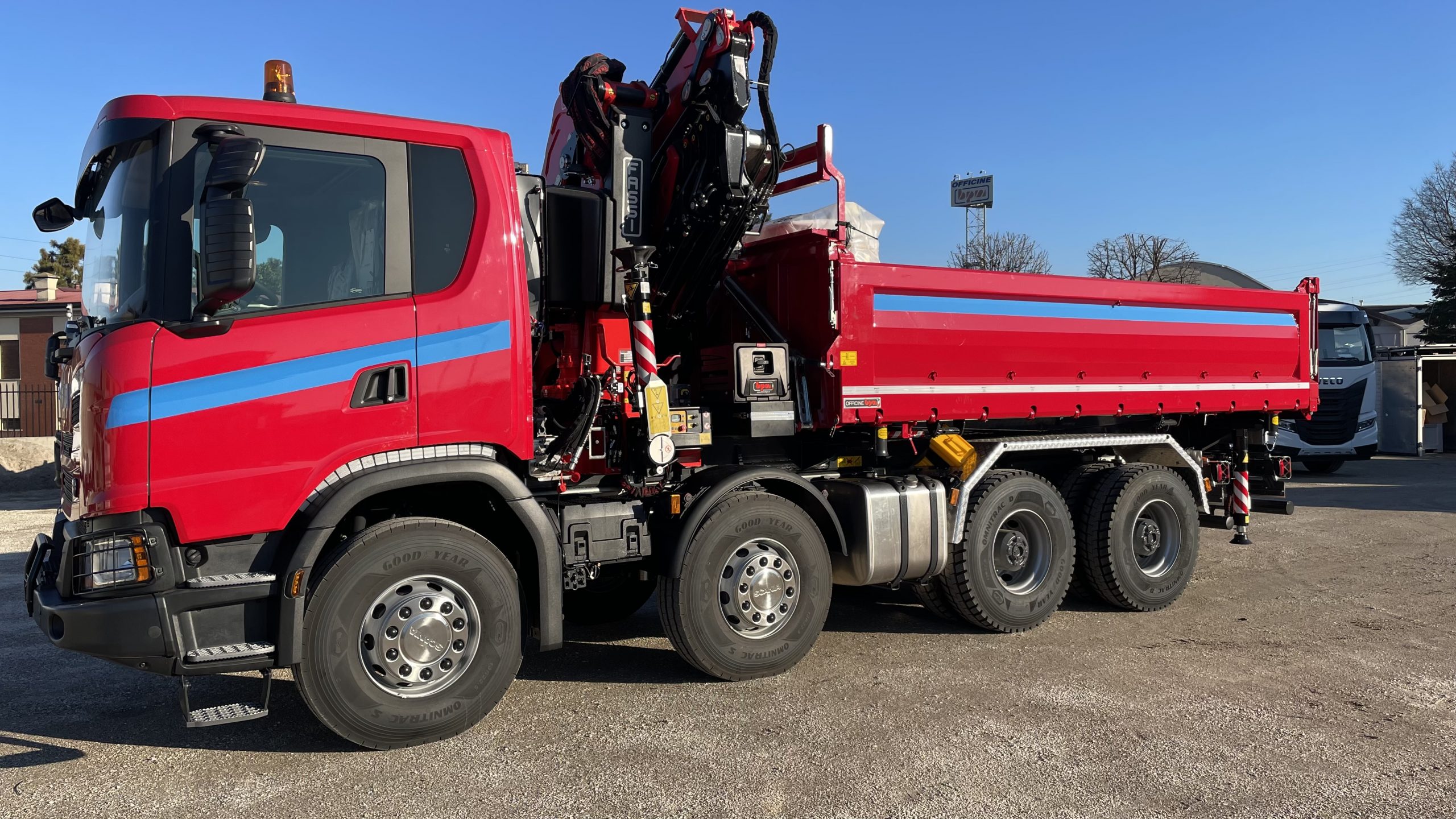 CASSONE RIBALTABILE TRILATERALE con GRU FASSI F395 RA.2.26 su SCANIA G500 B8X4Z