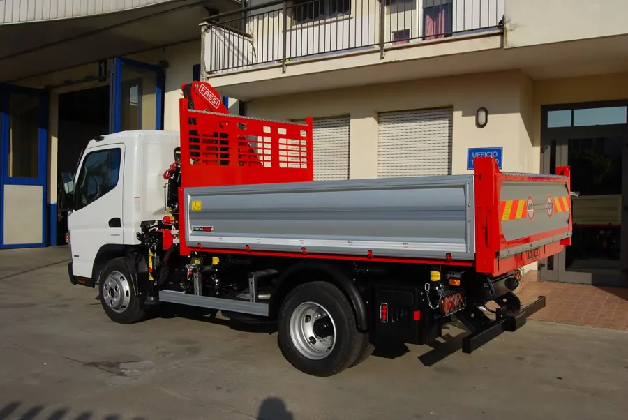 cassoni ribaltabili con gru leggero mitsubishi canter fuso 7c15