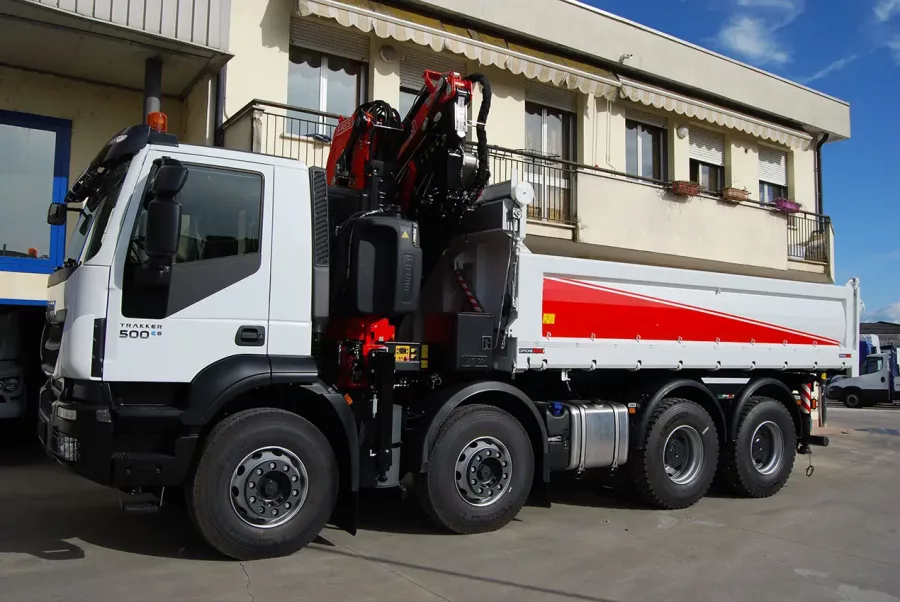 cassoni ribaltabili con gru pesante iveco trakker ad 410 t45 p